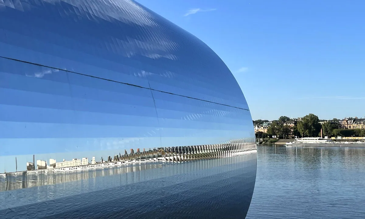 Kunstobjekt mit Spiegeln und Blick über den Rhein auf die Stadt Mainz &middot; Boecker Elektrotechnik